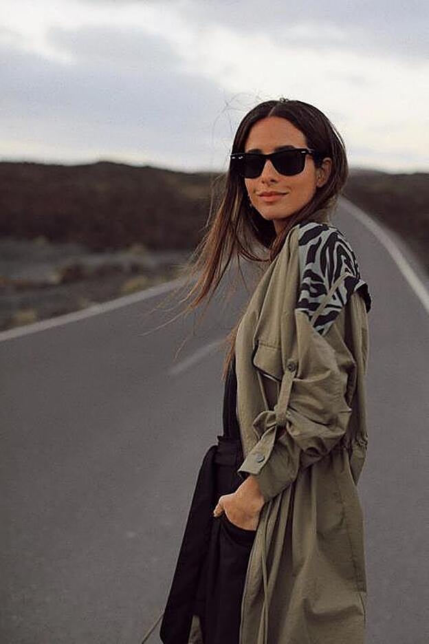 Por las imágenes parece que María lleva un mono o un vestido negro debajo.