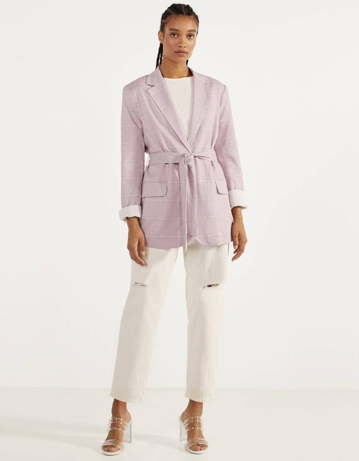 Si te ha gustado esta blazer de Bershka, estás de enhorabuena, porque está rebajada. Su precio original eran 35,99 euros, y ahora está por 21,59 euros, ¡y aún tienen todas las tallas! En color morado, aunque también disponible en otros tonos, esta americana dispone de bolsillos delanteros y de cinturón lazada.