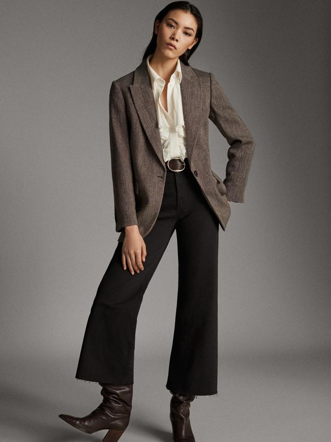 Esta americana negra de lino y lana y con corte slim será tu salvación para muchos estilismos. Con solapas de pico, bolsillos y botones en la manga, la blazer de Massimo Dutti está empezando a agotarse en algunas tallas. De momento, está disponible de la 36 a la 42, y está rebajada de 99,95 euros a 69,95 euros.