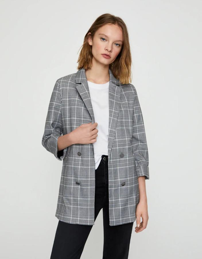 Pull & Bear también tiene varias americanas en su colección de primavera. Como esta de cuadros en blanco y negro, cuello smoking y aberturas laterales, que estiliza mucho la figura. El mismo diseño está disponible en color negro liso y en gris. De la talla XS a la XL, tiene un precio de 25,99 euros.