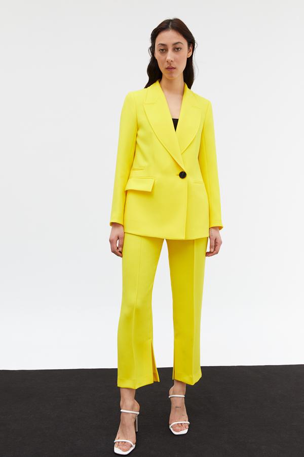 En color amarillo, esta blazer cruzada con grandes solapas y cierre con botón tiene ya numerosos admiradores. Disponible, por el momento, en las tallas S, M y L, la chaqueta de Sfera será la protagonista indiscutible de tus looks. Tiene un precio de 59,99 euros.