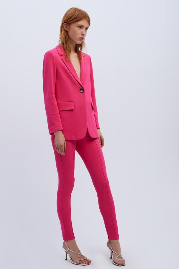 Una americana como esta no puede faltar en tu fondo de armario. Aunque también está disponible en color negro, una blazer de color fucsia es lo que necesitas para tus estilismos esta temporada. Es de Sfera, tiene un precio de 29,99 euros y está disponible desde la talla S a la XL.
