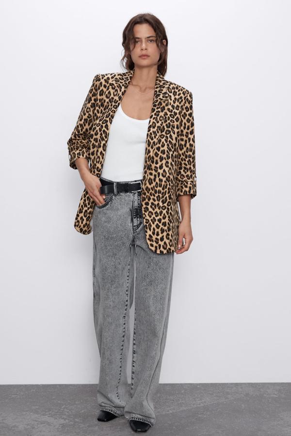 El estampado animal va a seguir presente esta temporada, tal y como vemos en esta americana de Zara con solapa y bolsillos delanteros. Con un precio de 39,95 euros, está disponible desde la talla XS a la XXL.