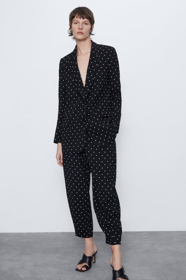 Esta blazer de lunares de Zara es de las que te estilizan al máximo, y te hacen crecer unos centímetros. Con hombros marcados y cierre con botón, cuesta 39,95 euros y la puedes encontrar desde la talla XS a la L.