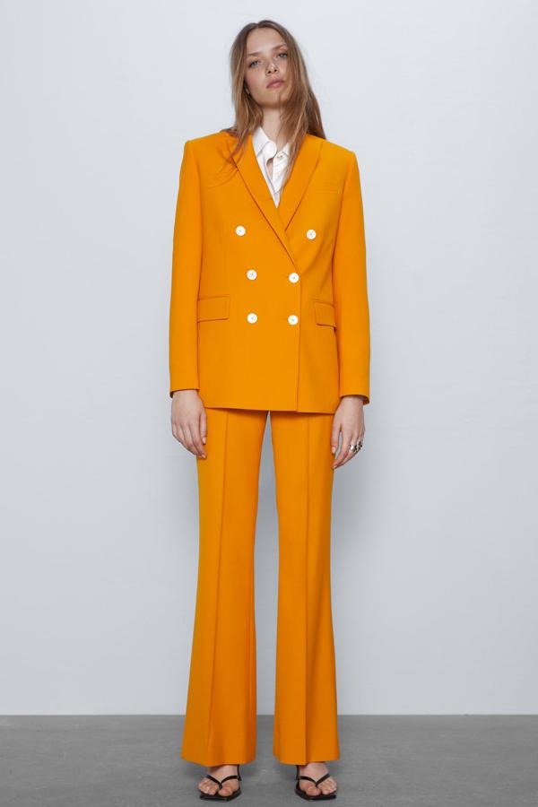 Una de las americanas más llamativas es esta de Zara. En color naranja y con cierre frontal con botones en blanco que contrastan notablemente con el tono de la chaqueta. Cuenta con bolsillos delanteros y tiene un precio de 69,95 euros. Por el momento, está disponible desde la talla XS a la XXL.