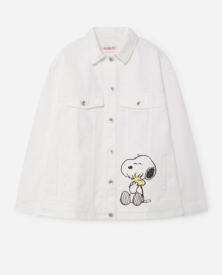 Sin lugar a dudas, esta es una de las auténticas estrellas de la colección denim de Lefties. Esta cazadora en blanco roto de Snoopy tiene un precio de 25,99 euros y aún quedan unidades de las tres tallas disponibles: S, M y L.