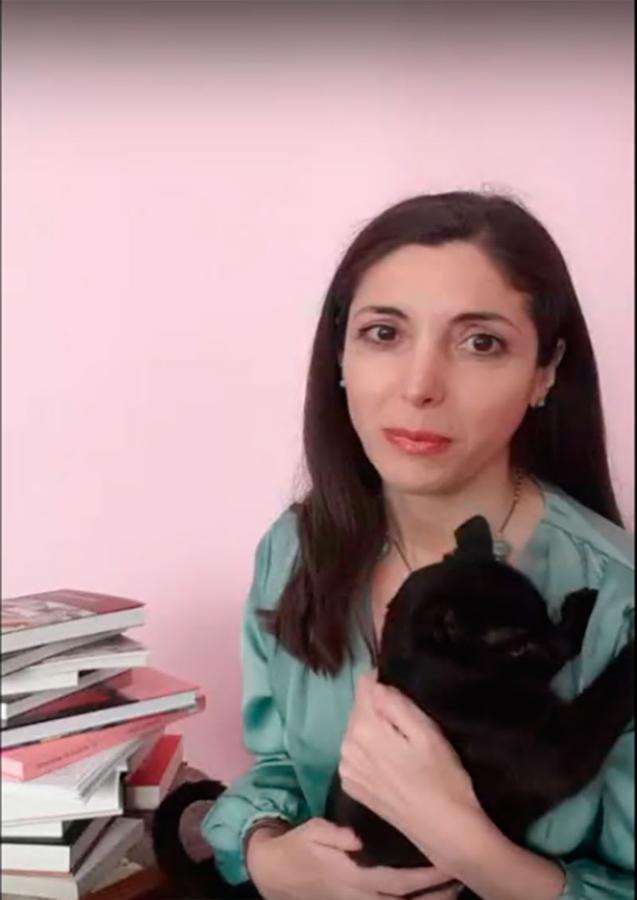 La escritora Espido Freire nos recomienda la lectura para este tiempo de confinamiento, y nos da un consejo muy sabio al respecto: "Si podéis leer, leed aquello que teníais pendiente y no os sentáis culpables si no lo podéis acabar". Lee su mensaje completo  pinchando aquí .