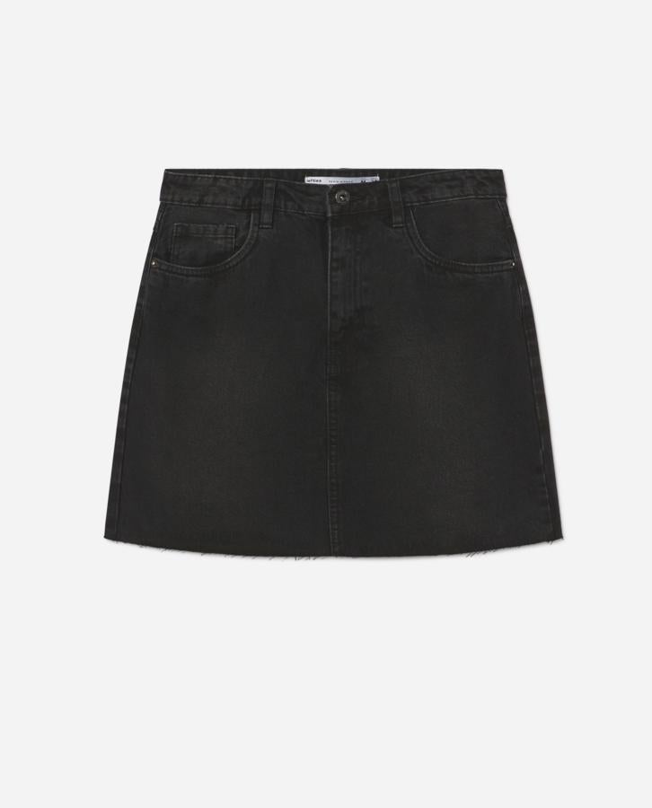 ¿Qué sería de nosotras sin una falda básica denim? Pues Lefties lo ha tenido muy en cuenta y nos ofrece esta, por 7,99 euros, disponible en negro, blanco o índigo. Con cierre de cremallera y botón, la puedes encontrar desde la talla S a la XL.