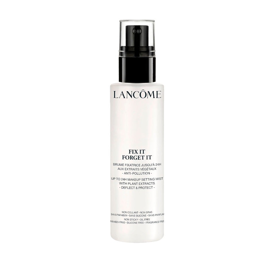 Lancôme ofrece el clásico Fix It Forget It, un spray fijador hidratante que mantiene el maquillaje durante 24 horas. La humedad y el sudor no podrán con su fórmula a base de ácido hialurónico, extracto de kiwi y semillas de moringa que además, protegen la pìel de los radicales libres y la contaminación. (26,95 euros en Douglas).