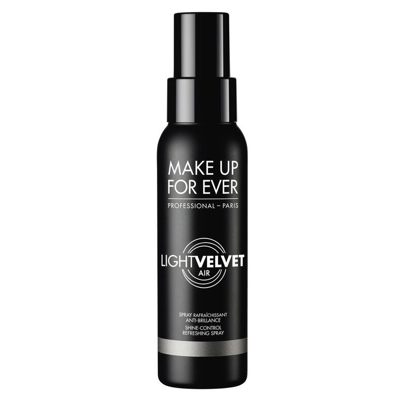 El  Light Velvet Air de Make Up For Ever  es perfecto para las pieles más grasas gracias a su poder matificante que contiene polvos minerales ultrafinos e incoloros. (28,55 euros en Sephora).