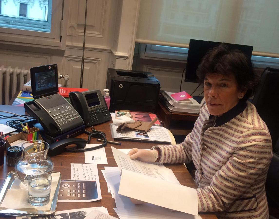 La Ministra de Educación y Formación Profesional, Isabel Celaá, lanza un mensaje, a través de #mujerhoyencasa, a los estudiantes de este país: "Me vais a permitir que el consejo se lo dé a los escolares de todos los niveles, especialmente de Bachillerato: el Gobierno no os va a dejar solos en esta situación, os vamos a cuidar, pero no perdáis el hábito de estudio, seguid trabajando".