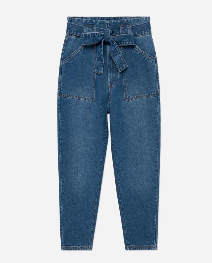 Una de las prendas mejor valoradas de la colección son estos jeans ‘paperbag’ de tiro alto y lazo en la cintura. Cuesta 19,99 euros y está disponible en tallas de 34 a la 42.