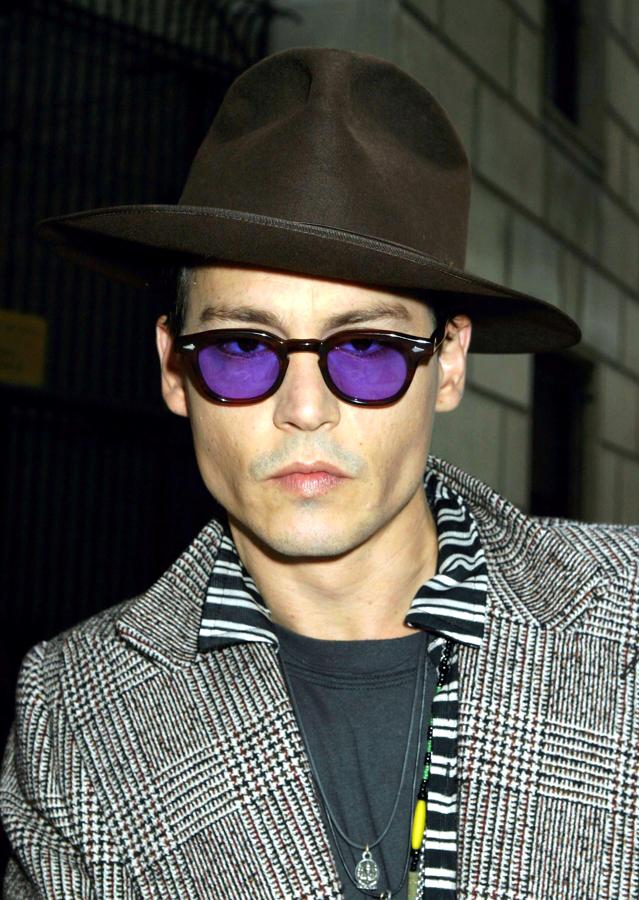 Johnny Depp ha sido siempre conocido por sus juergas de alcohol y drogas. Durante un tiempo regentó el Vipper Room, el local donde murió River Phoenix y en el que se pegó unas fiestas tremebundas. En el 94, fue detenido por destrozar una habitación en un hotel de Nueva York. Fue la primera vez, pero no la última, pues el actor tiene especial querencia de dejar las habitaciones de los hoteles para el arrastre. En el 99 fue arrestado por pegar a un paparazzi. En 2015 subió borracho a un escenario para entregar un premio. Y según dice, se había apartado de la botella y las sustancias hasta que recayó por su matrimonio con Amber Heard. Y aún no ha salido.