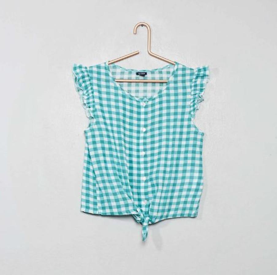 Las niñas también quieren seguir las tendencias y lo pueden hacer con esta busa de  cuadros vichy  de Kiabi en verde y blanco.