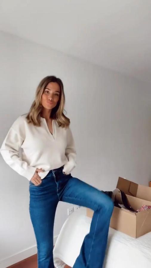 Jersey de punto efecto suave con cuello de solapa (25,95 euros) y pantalones vaqueros de corte flare (25,95 euros).