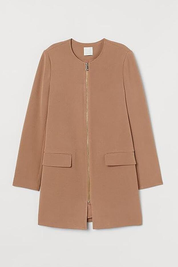 Un abrigo de entretiempo minimalista, pero en un tono beis oscuro de H&M.