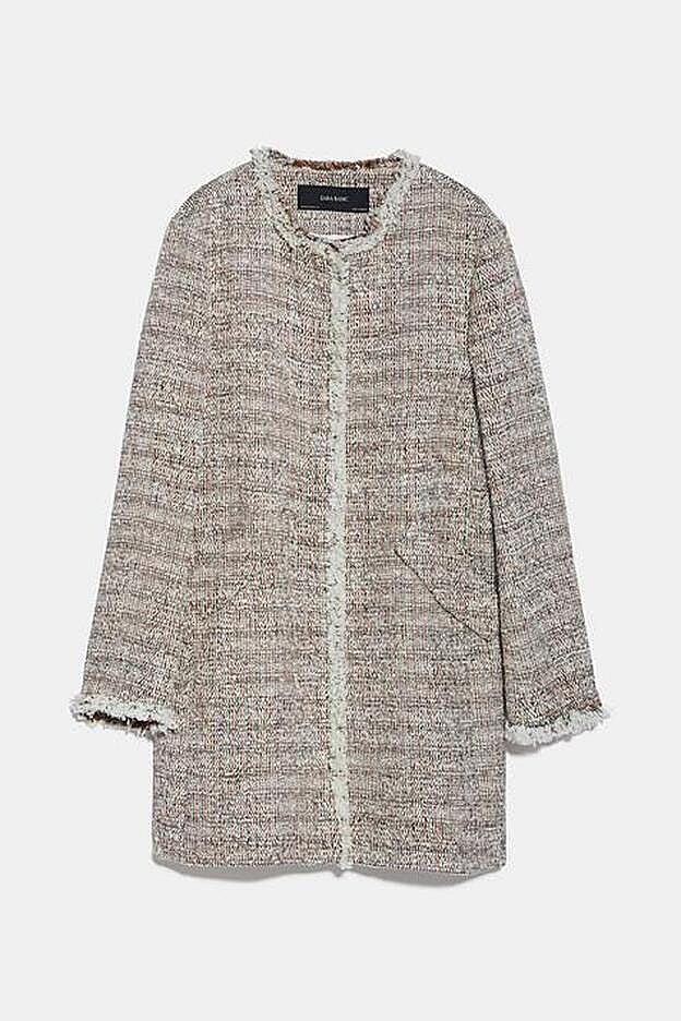 Un abrigo de entretiempo confeccionado en tweed de Zara y de rebajas.