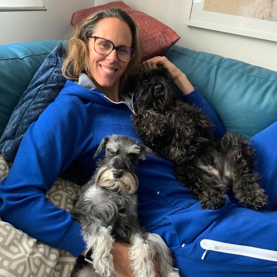 "Espero que esto nos haga mejores personas, más solidarias, que esta situación extrema saque nuestra mejor versión. Que aprendamos a convivir más y a vivir un poco menos deprisa". Esto es lo que espera Amaya Valdemoro que saquemos de esta situación.  Puedes leer en este link su mensaje completo .