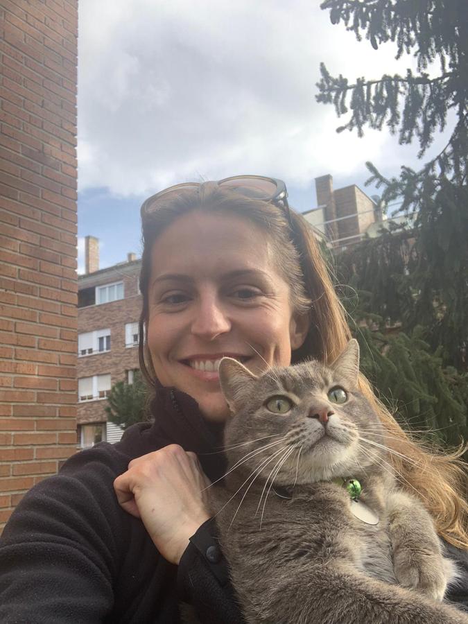 La atleta paralímpica Sara Andrés está pasando el aislamiento "sola y comparto mi piso con mi mascota, un gato de siete añitos". También cuenta para #mujerhoyencasa lo que le está costando más de este encierro: "Lo más difícil es estar aislada de amigos y familiares, así que lo compenso con llamadas o videollamadas".  Sus reflexiones completas, en este link .