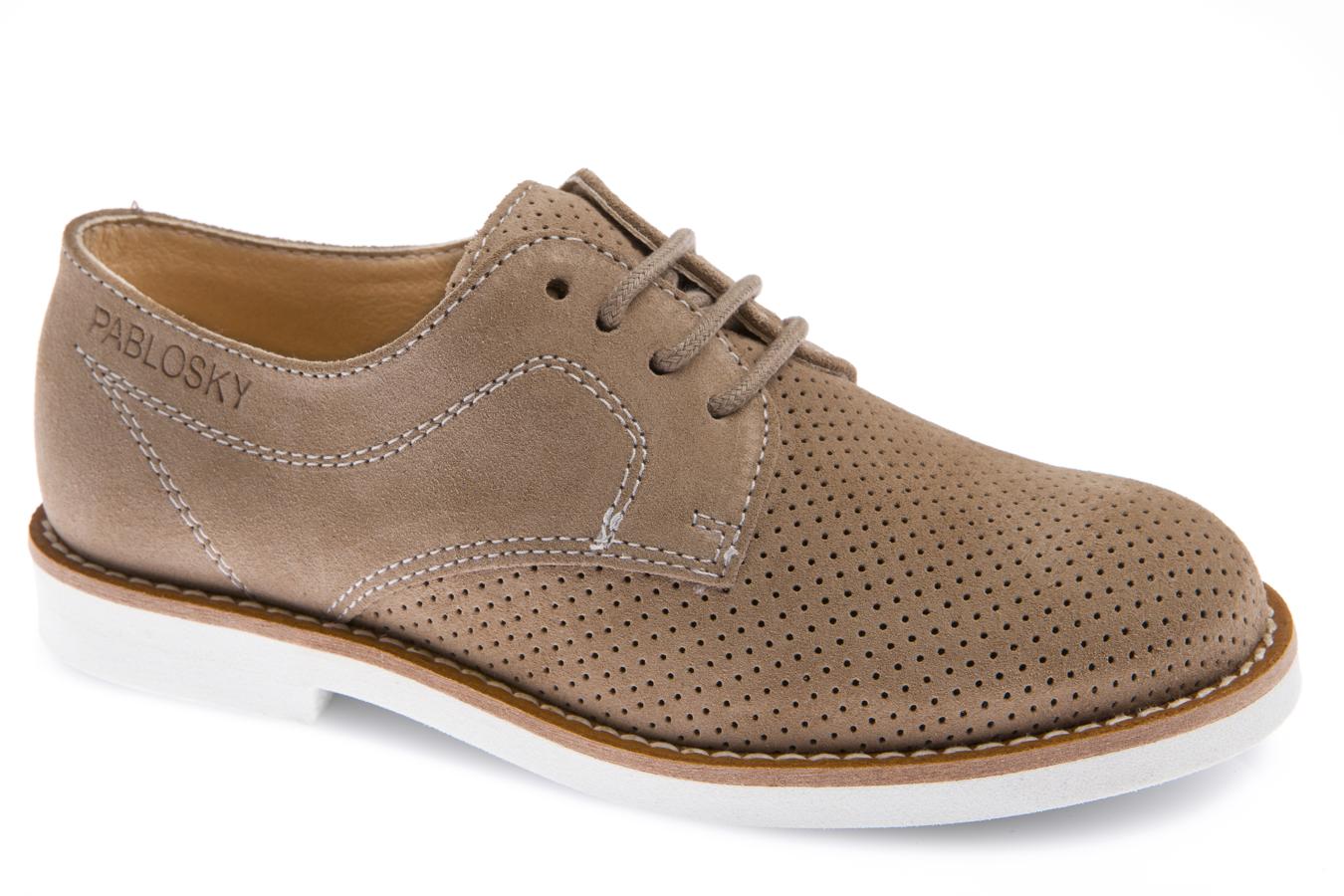 Si se empeña en tener unos zapatos 'de mayor' como los de su padre, los tienen así de bonitos en Pablosky. De ante marrón con detalles perforados y suela de goma.