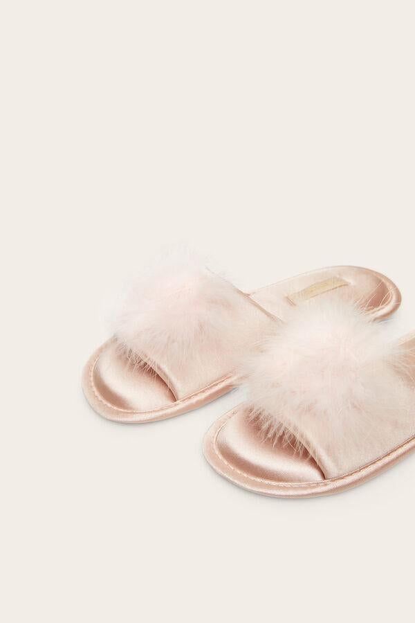 Con plumas en el empeine, estas zapatillas de casa de Women Scret en rosa empolvado están disponible entre los números 36 y 41 y de costar 16,99 euros han pasado a 12,99 euros.