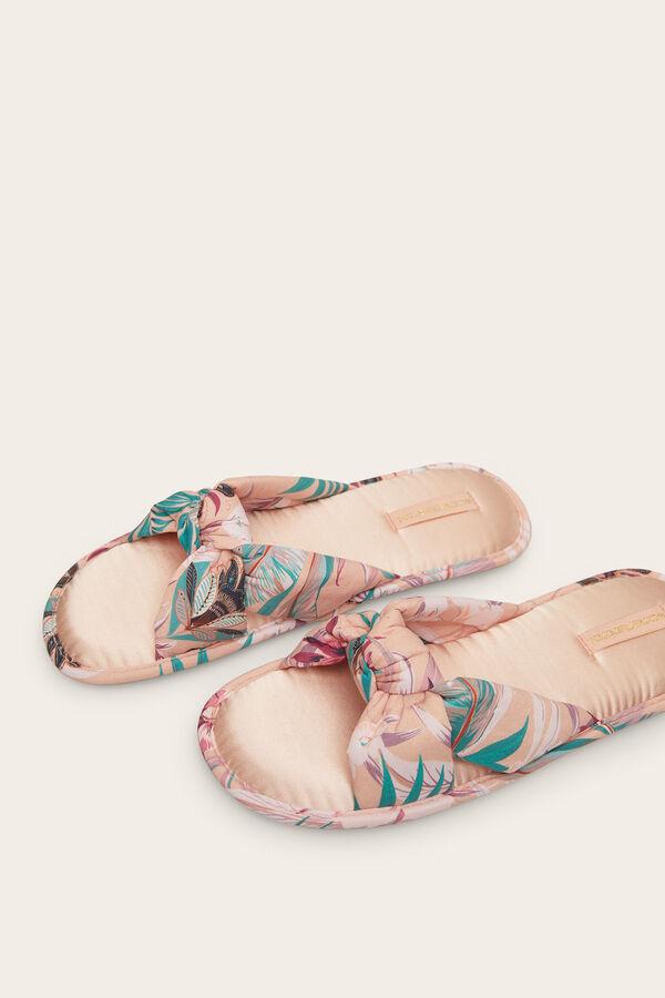 Si además de estar cómoda quieres empezar a soñar con el verano, estas zapatillas de casa abiertas con nudo en el empeine son lo que buscas, gracias a su estampado tropical. De 17,99 euros han pasado a 13,99 euros y están disponibles en Women Secret entre los números 36 y 41.
