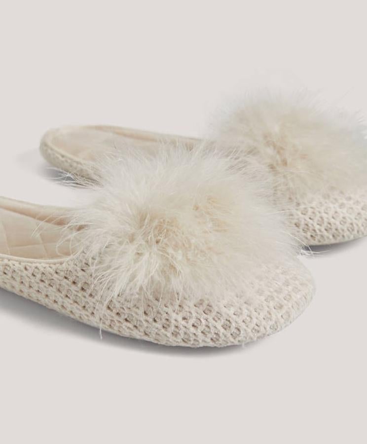 En Oysho hemos encontrado este zueco en color crudo con detalle de pelo delantero y diseño de cuadros. Está rebajada y de 19,99 ha pasado a 13,99 euros, aunque solo queda en la talla 38/39.