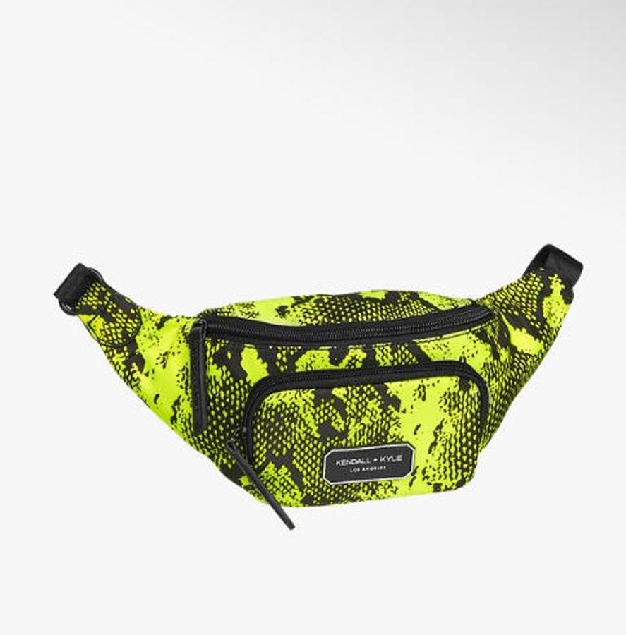 Kendall y Kilye también aportan una visión aún más moderna del flúor proponiendo una riñonera en amarillo con estampado de serpiente, ¡solo apta para atrevidas! (19,99€).