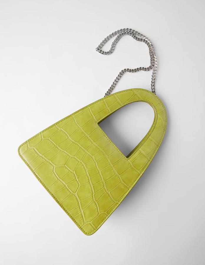 Este bolso con estampado de cocodrilo también es perfecto para las que tengáis un estilo un poco más clásico pero queráis jugar con los tonos flúor, en esta ocasión en tono verde (25,95€).