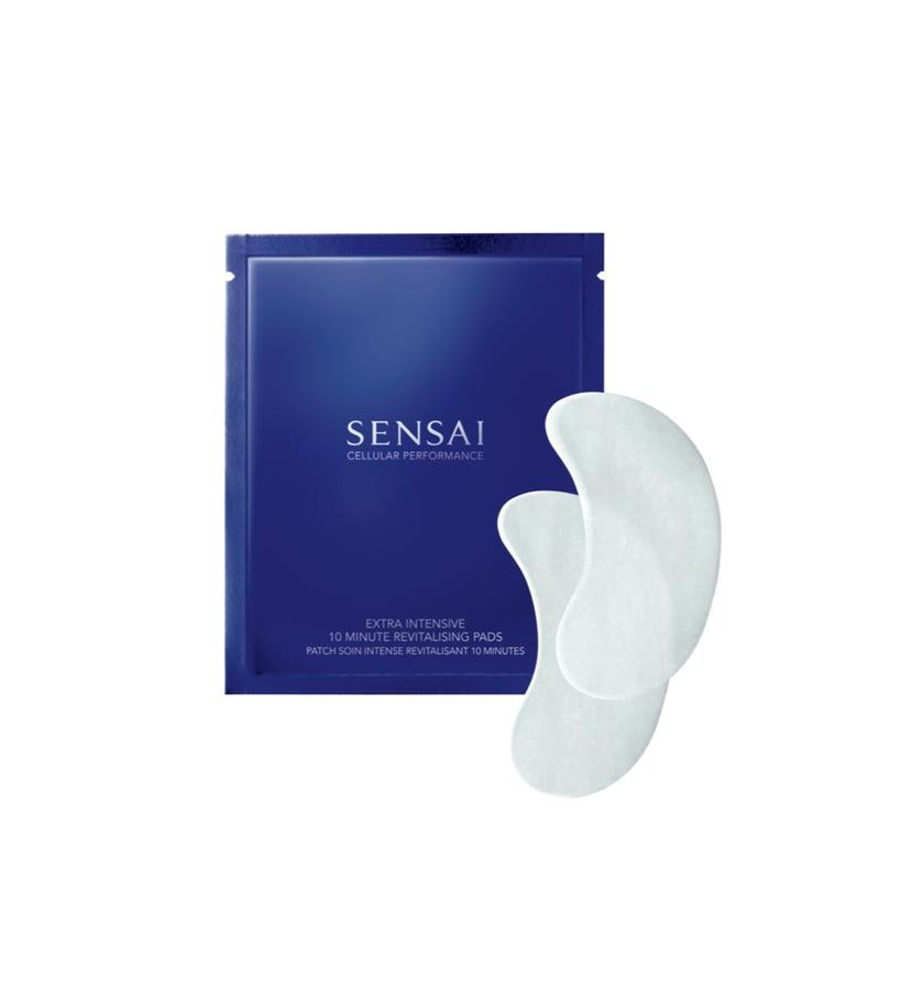 Contágiate de esperanza y haz que se refleje en tus ojos. Estos pads impregnados de extracto de seda de Koishimaru se adhieren al contorno de ojos y dejan una piel superhidratada y luminosa.  10 Minutes Revitalising Pads de Sensai  (133 €).