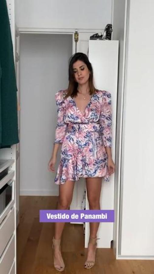 Vestido de estampado floral de Panambi. Un diseño con falda de vuelo asimétrica, cinturón a juego con hebilla y mangas con hombros marcados. ¡Súper estilizador!