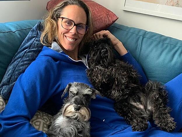 "Estoy llevándolo de la mejor manera posible, con mucho humor", nos cuenta Amaya Valdemoro de su confinamiento. Pincha sobre la foto para ver todos los famosos que han dejado sus mensajes y reflexiones para #mujerhoyencasa.