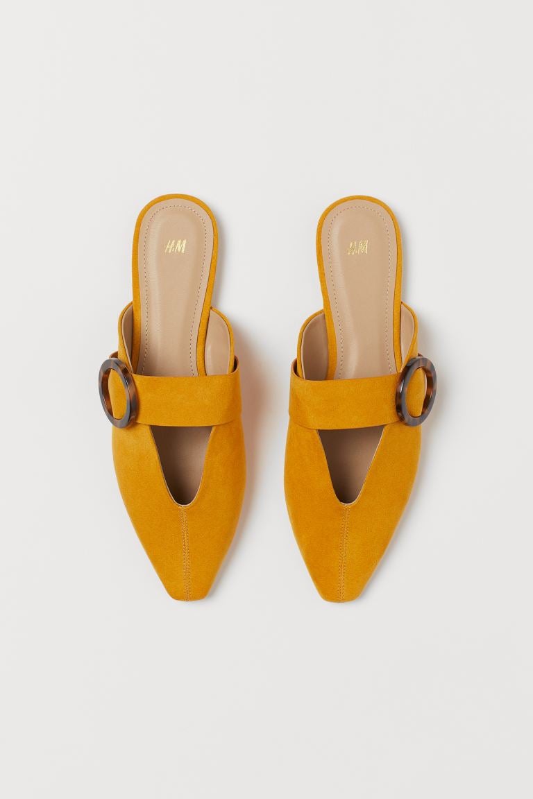 Mules mostaza con hebilla carey de H&M. (24,99 euros).
