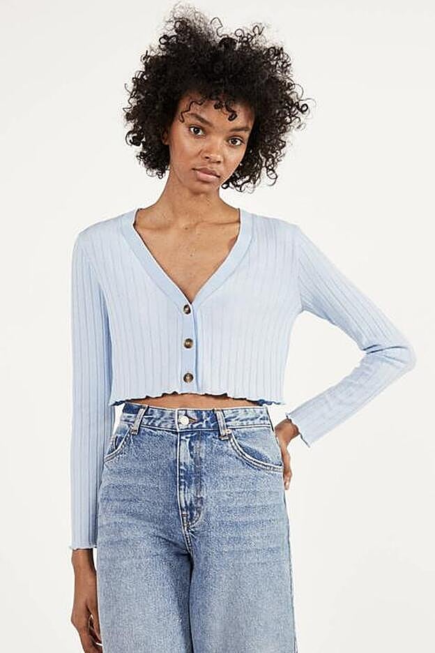 Mini cárdigan cropped color azul cielo de Bershka.