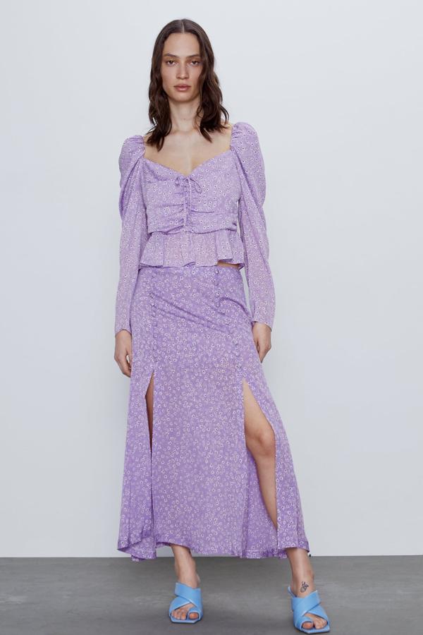 En color malva y con pequeñas flores blancas, este top promete ser un hit en Zara esta primavera. Elaborado con al menos un 25% de poliéster reciclado a partir de botellas de plástico, cuenta con escote de pico, lazo delantero y acabado con volante. Está disponible de la talla XS a la L y tiene un precio de 25,95 euros.