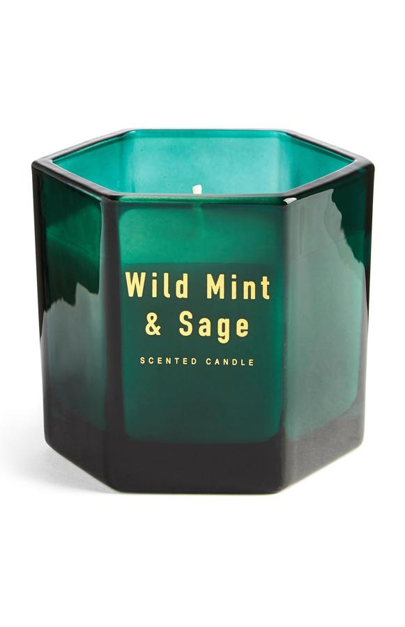 Pocas cosas hay más relajantes que las velas aromáticas. Esta, de la línea 'wild mint and sage' con forma hexagonal te encantará. Cuesta 3 euros.