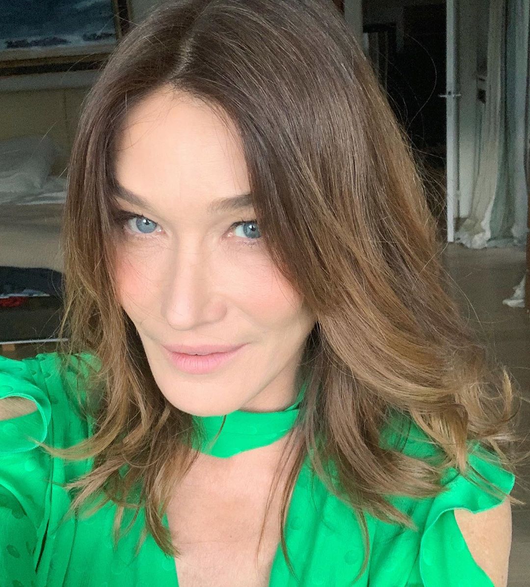 Carla Bruni ha tenido que pedir disculpas después de que un vídeo suyo en la Semana de la Moda de París se hiciese viral. La modelo aparecía haciendo con que tosía a los asistentes en forma de burla por el coronavirus. Esto le costó un aluvión de críticas y tuvo que rectificar de inmediato.