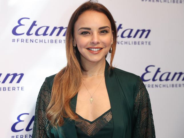 A Chenoa le ha perseguido un comentario que le hizo a una reportera que trataba de hablar con ella. La cantante le pidió que se mantuviera a un metro por el coronavirus y esto generó la máxima polémica. Díaz más tarde Cheno explotó y reivindicó su postura: "A ver por favor, prudencia. A un metro es lo que indican los profesionales. No puedo lavarme las manos cada tres minutos y que luego me pongan un micrófono que se pone en la boca y esta plagado de gérmenes. ¿Os parece tan mal que lo pida a los periodistas en plena contención de un virus?".