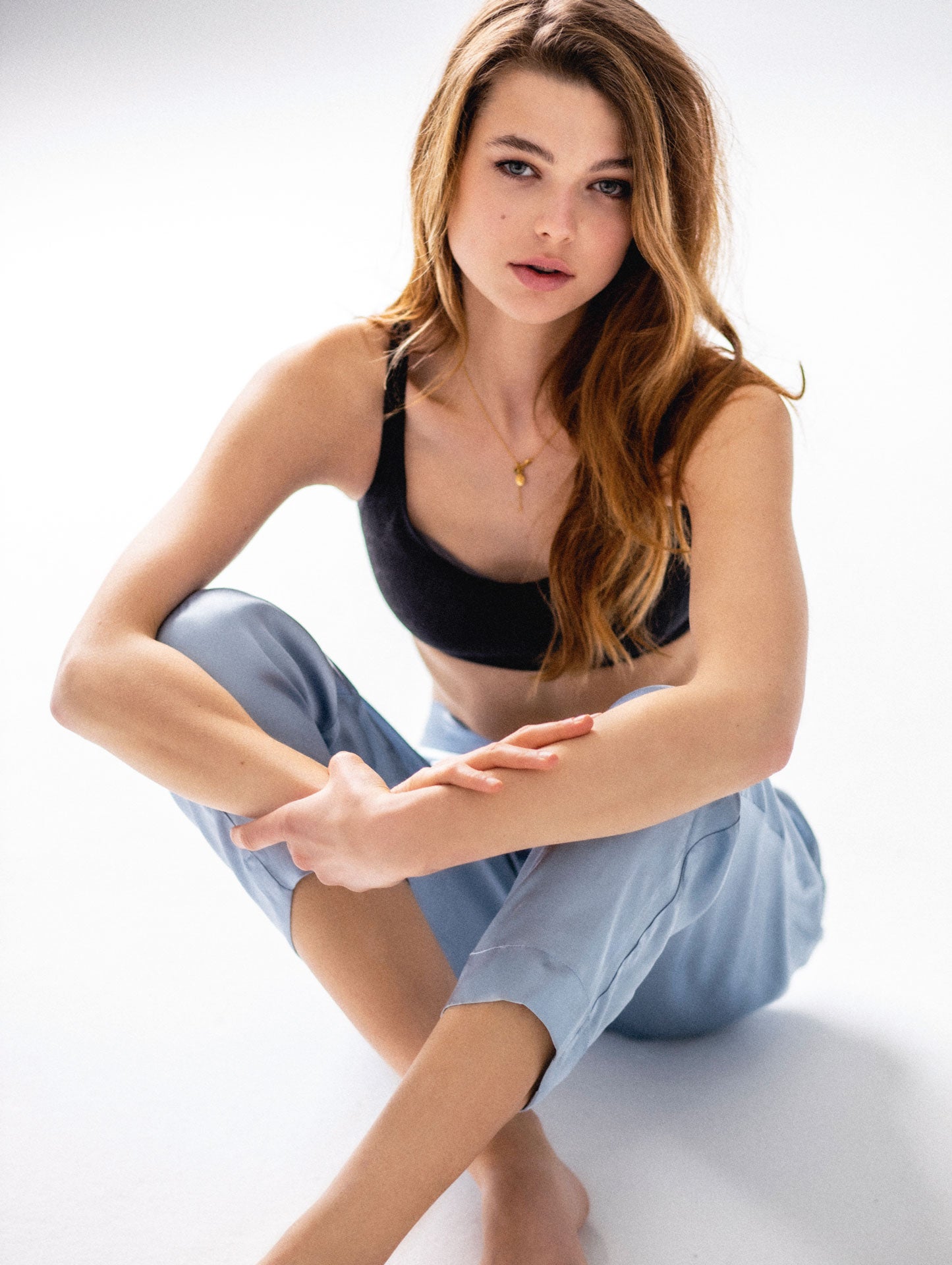 Top de Triumph, pantalón de Oysho y colgante de Aristocrazy.