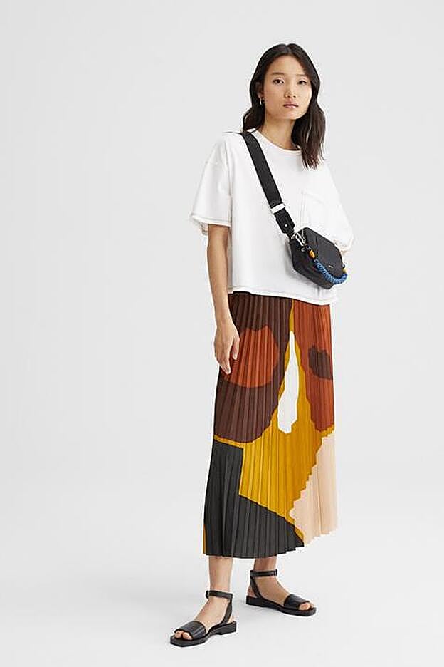 En tonos marrones y anaranjandos.