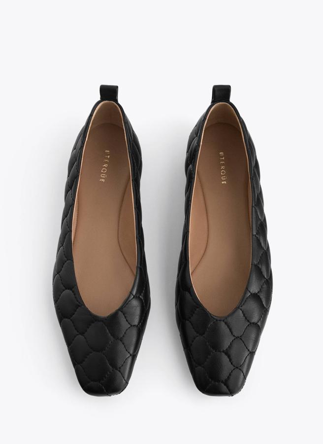 Nos encanta el detalle acolchado de este modelo de Uterqüe. Además, están en su sección de rebajas mid season y tienen descuento (62,30 euros)