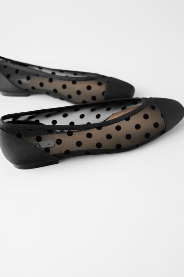 Los zapatos de rejilla se llevan y en Zara han hecho su versión romántica con este modelo negro de plumeti (19,95 euros).