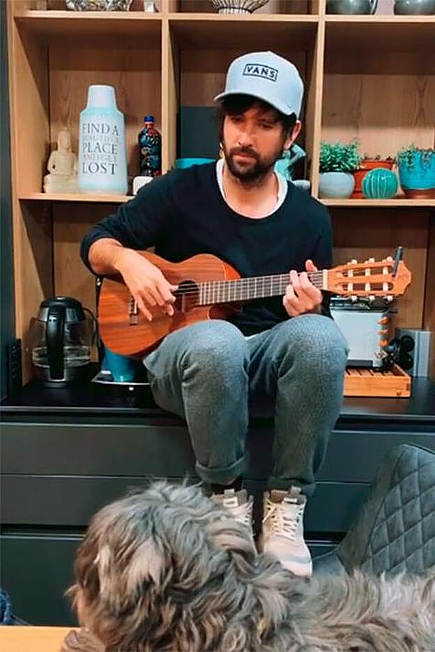 Davi Otero es uno de los muchos artistas españoles que han ofrecido su música en las redes sociales, desde el primer momento de esta cuarentena, para hacerla más amena.