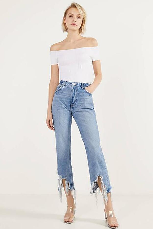 Estamos deseando que lleguen a Bershka estos vaqueros con el bajo destrozado.