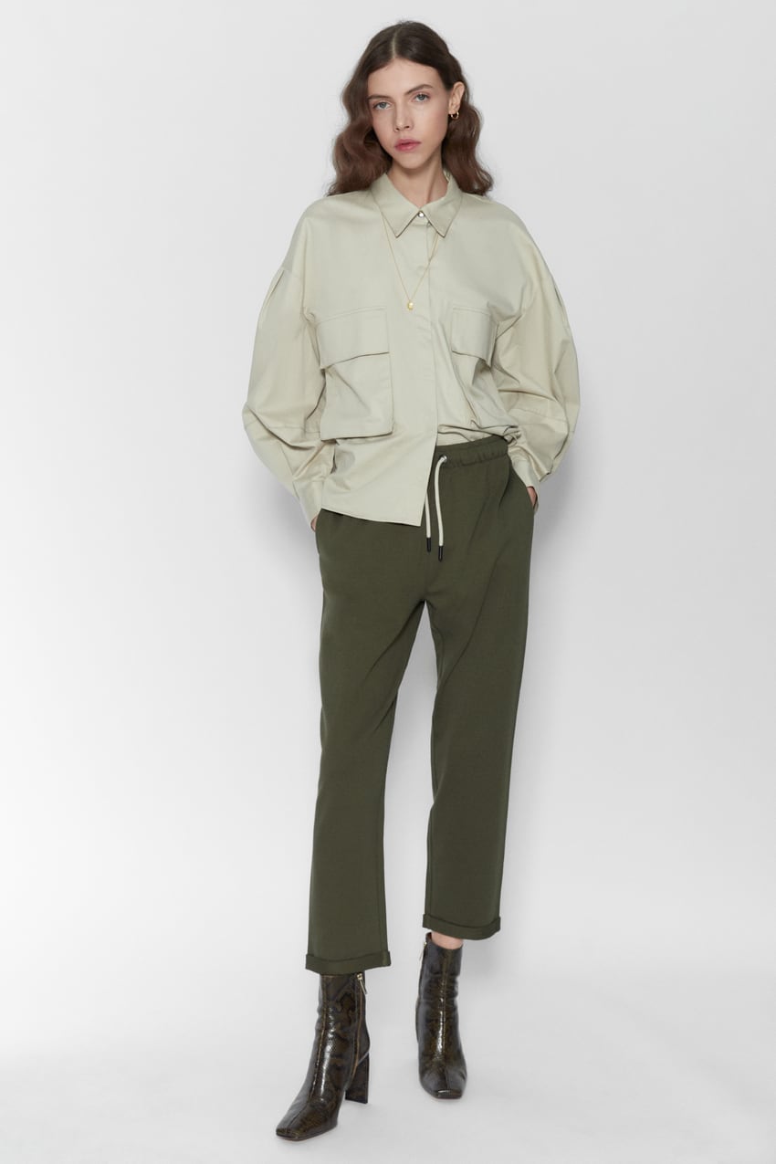 Jogger básico de Zara en tejido de algodón 100% orgánico de color khaki con cintura ajustable y bolsillos. (12,95 euros). La firma de Inditex propone combinarlos con una camisa oversize y unos botines con print de serpiente. ¡Pura inspiración de entretiempo!
