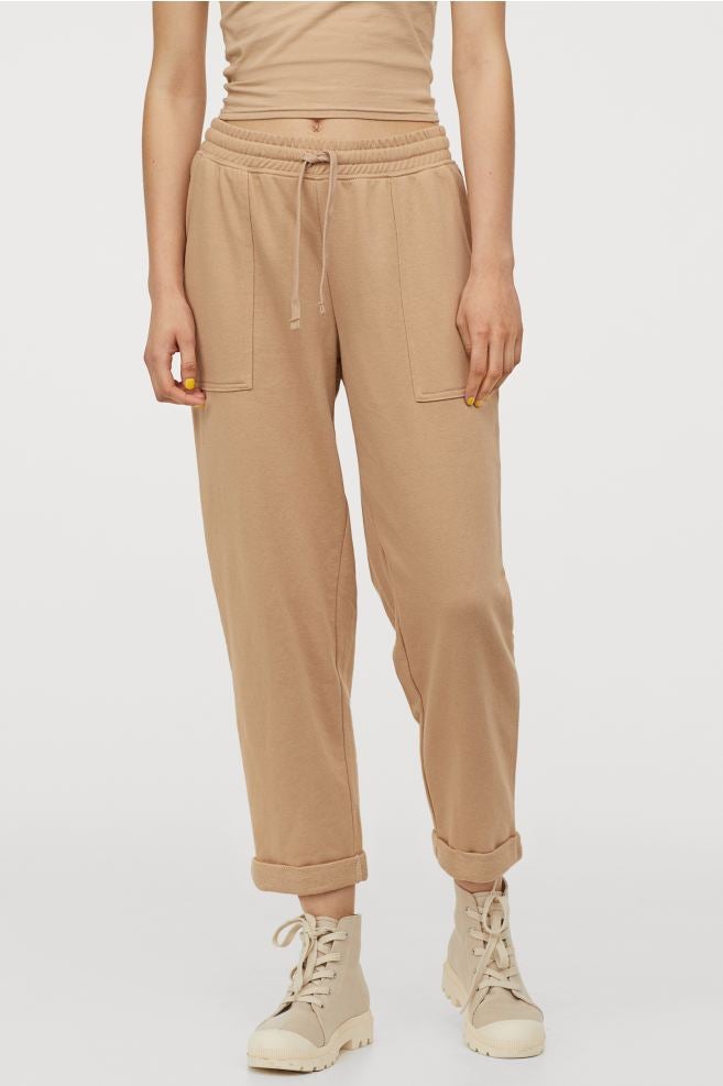 Súmate a los total look beige con estos pantalones jogger de H&M. (19,99 euros).