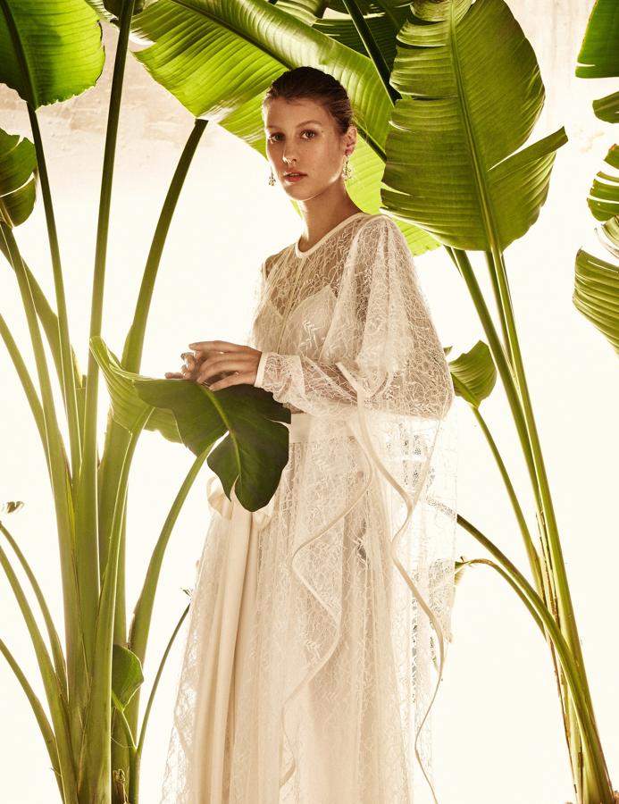 Vestido de encaje, de Loewe, y pendientes y anillo de Grassy.