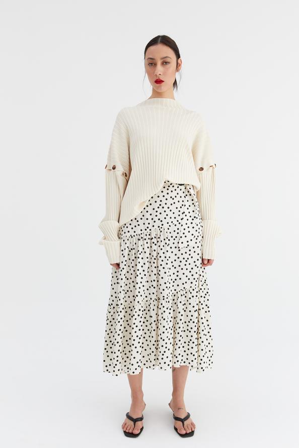 En blanco con lunares negros, con volante a la altura de la rodilla y cinturón a tono con hebilla negra, esta falda midi puede ser ese básico diferente que tú también quieres esta primavera en tu armario. Cuesta 35,99 euros y está disponible en las tallas S, M y L.