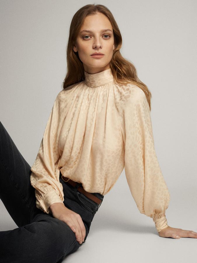 Esta es una de las más sofisticadas de nuestra selección. Con tejido satinado que hace un efecto diferente, cuello alto y mucho vuelo, es de Massimo Dutti (29,95 euros).