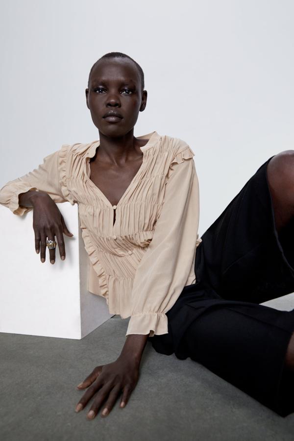 Con la arte delantera de frunces y botones del mismo tejido, este modelo en un tono beige oscuro es de Zara (25,95 euros).